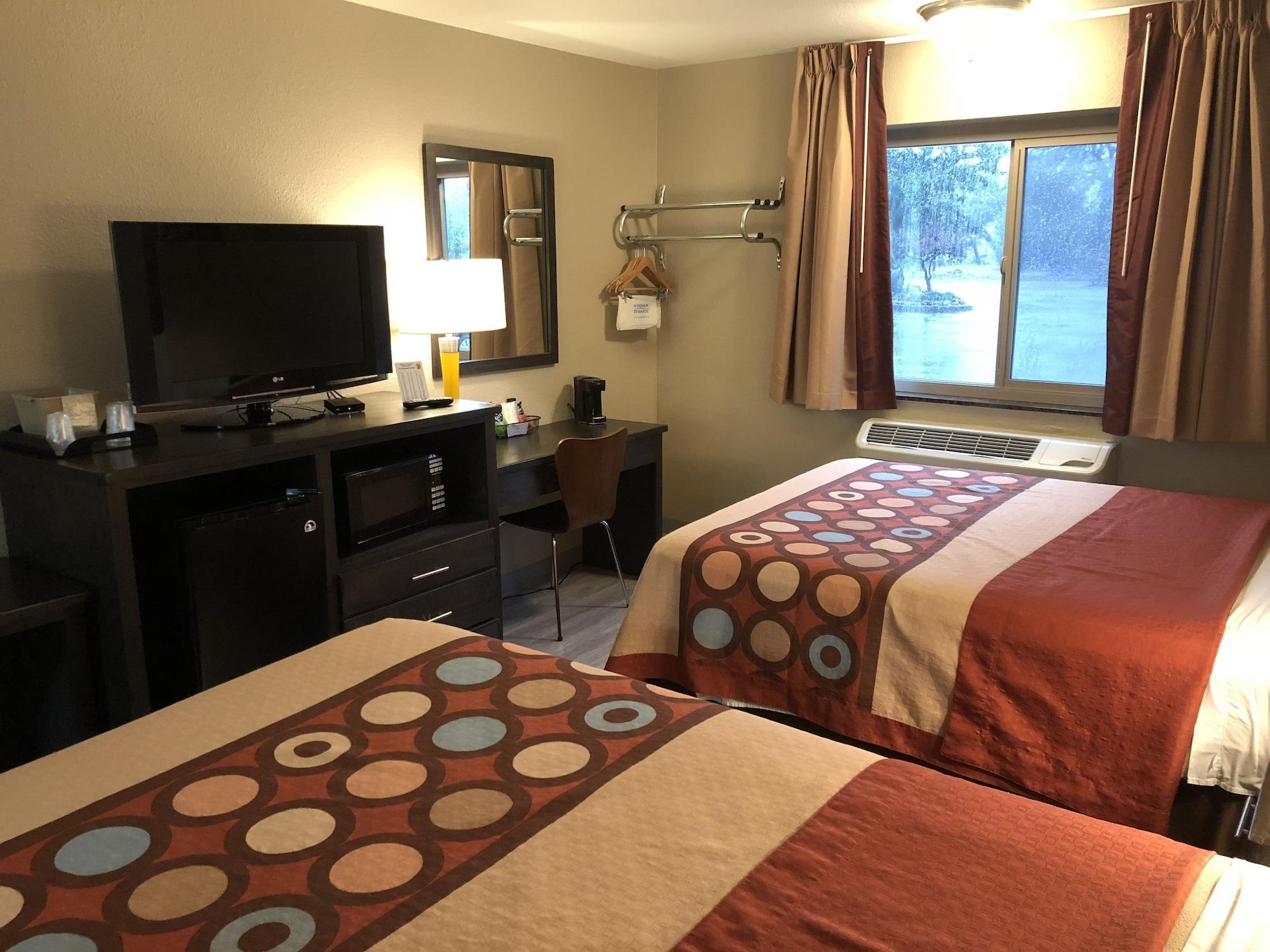 Super 8 By Wyndham Redding Hotel Bagian luar foto