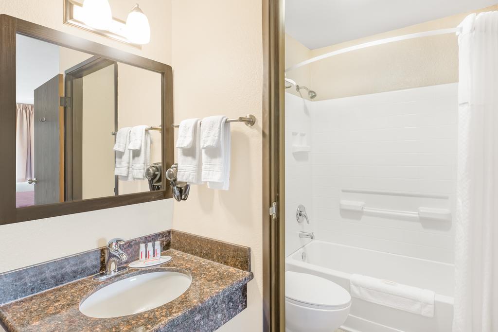 Super 8 By Wyndham Redding Hotel Bagian luar foto