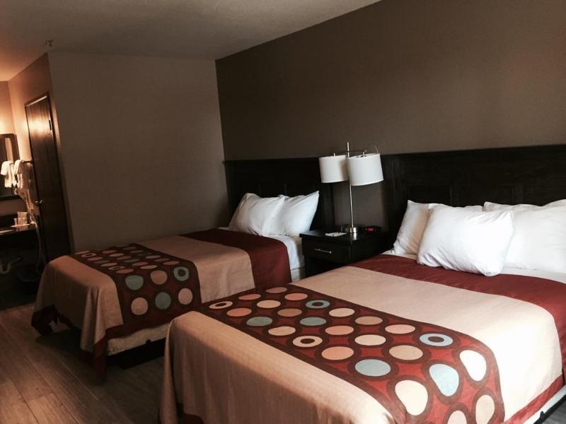 Super 8 By Wyndham Redding Hotel Bagian luar foto